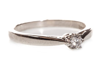 Lot 122 - A DIAMOND SOLITAIRE RING