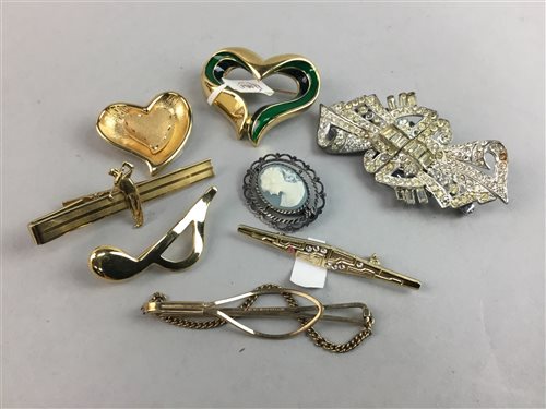 Lot 63 - A LOT OF BROOCHES AND OTHER COSTUME JEWELLERY