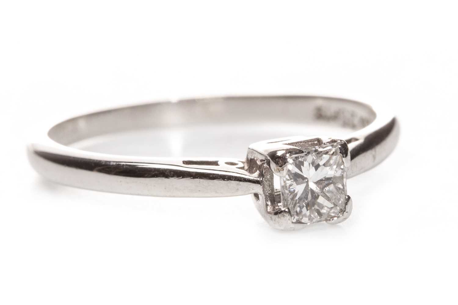 Lot 206 - A DIAMOND SOLITAIRE RING