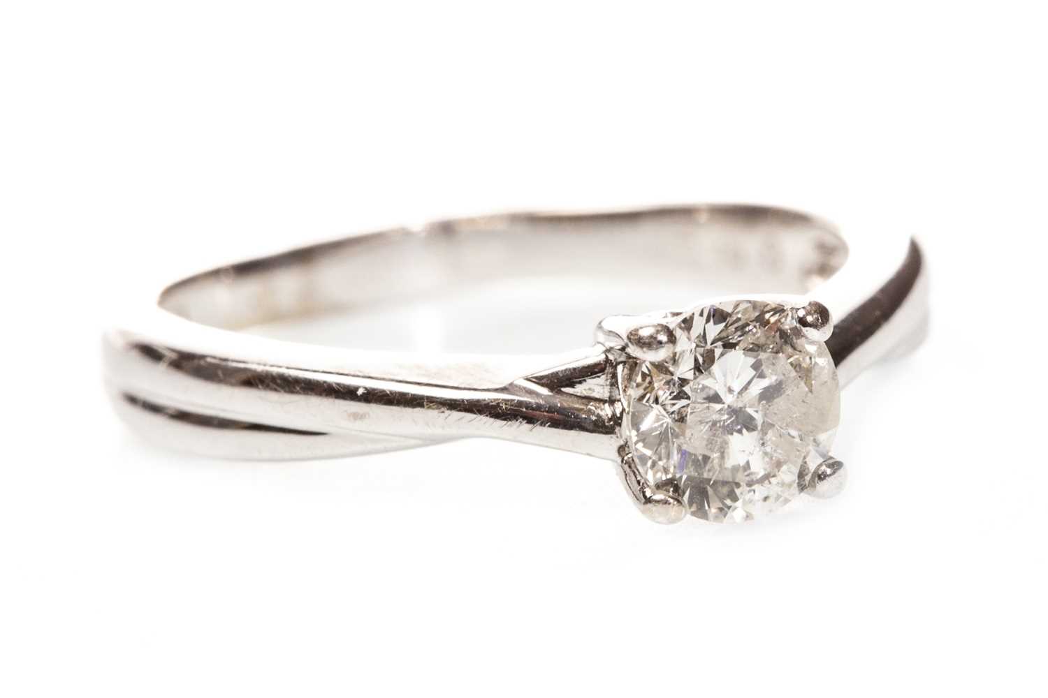 Lot 212 - A DIAMOND SOLITAIRE RING