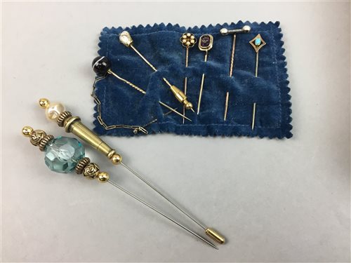 Lot 31 - A GROUP OF GOLD AND OTHER STICK PINS AND A GROUP OF PENS