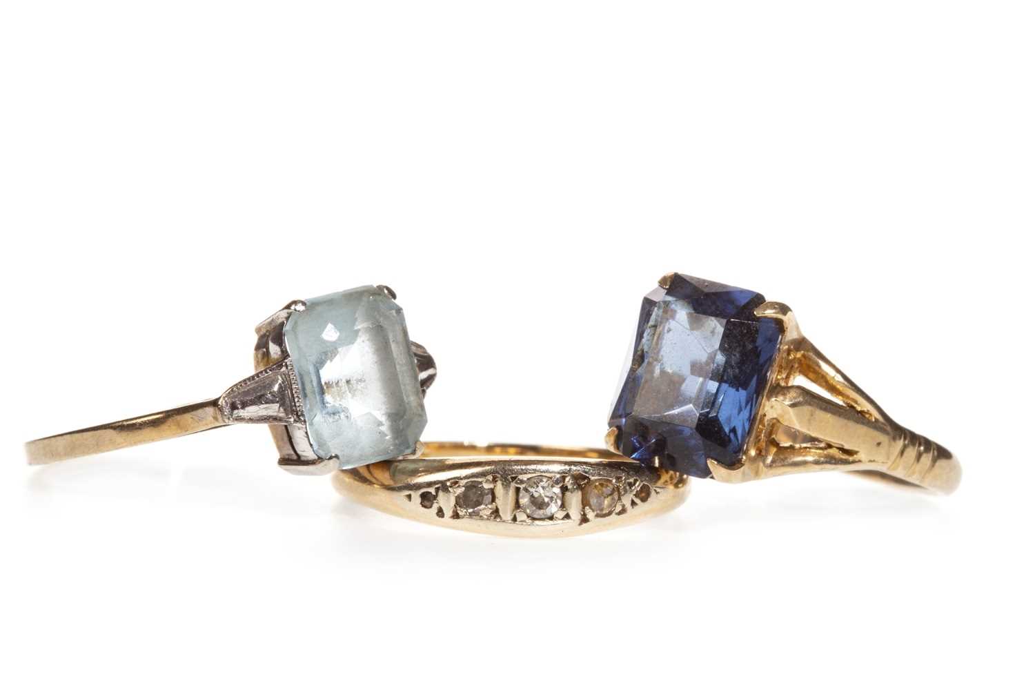 Lot 151 - THREE EARLY AND MID 20TH CENTURY GEM SET RINGS
