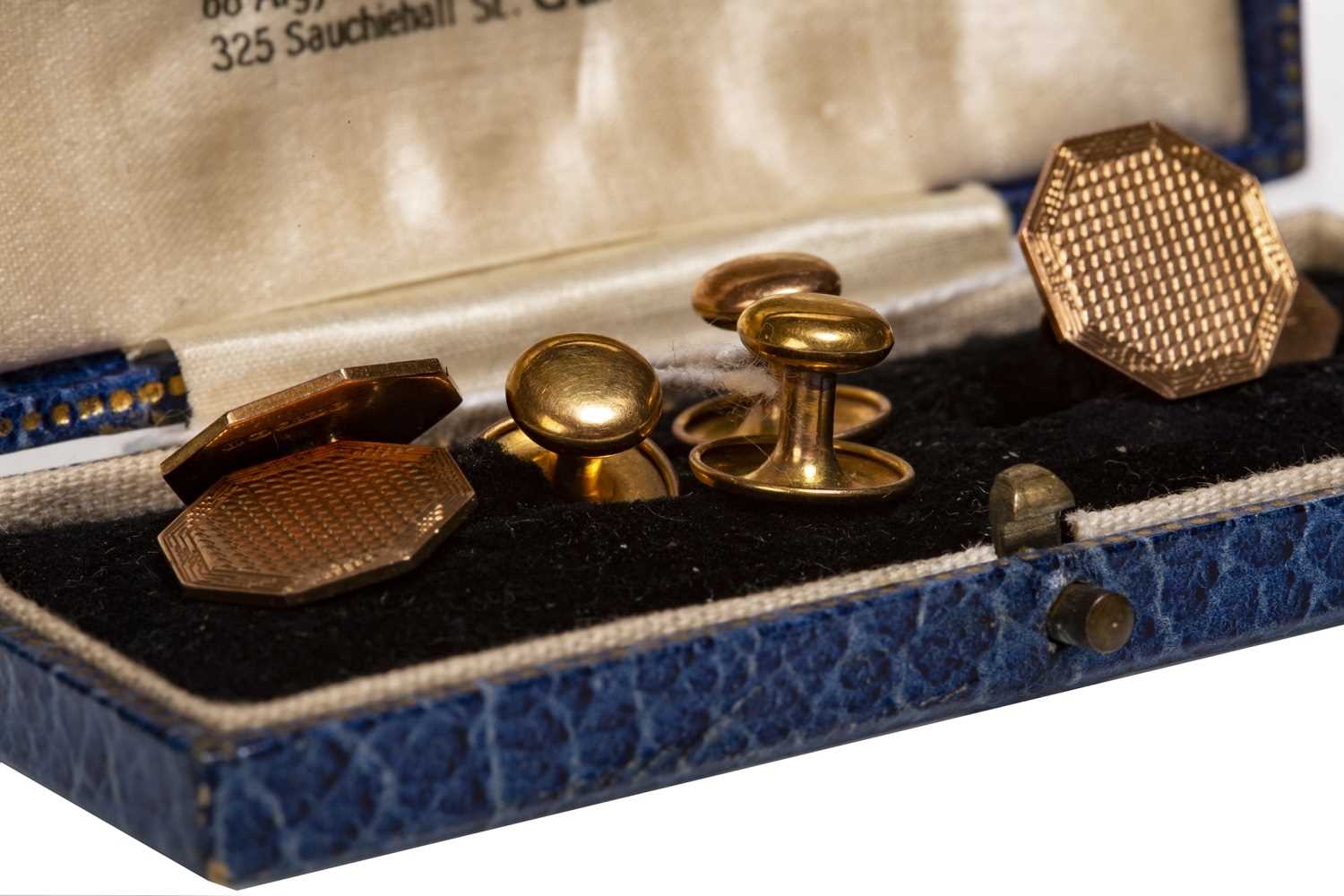 Lot 193 - A SET OF CUFF LINKS AND STUDS