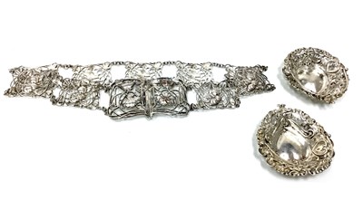 Lot 827 - AN EARLY 20TH CENTURY SILVER BELT WITH TWO BASKETS
