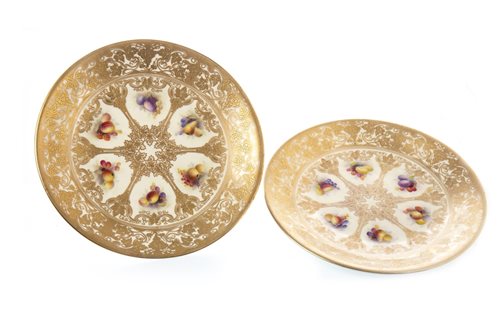 Lot 1081 - A PAIR OF ROYAL WORCESTER PLATES BY ALBERT SHUCK