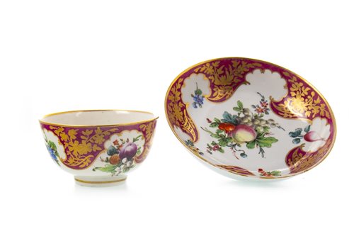 Lot 1088 - AN 18TH CENTURY WORCESTER TEA BOWL ON STAND