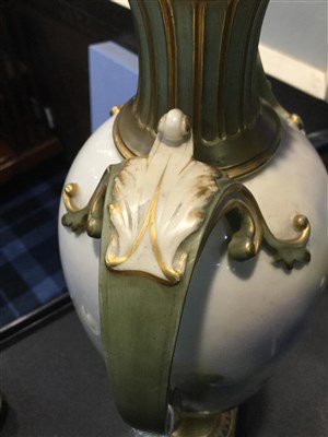 Lot 1111 - AN IMPRESSIVE AND RARE ROYAL WORCESTER VASE BY HARRY DAVIS