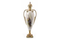 Lot 1111 - AN IMPRESSIVE AND RARE ROYAL WORCESTER VASE BY HARRY DAVIS