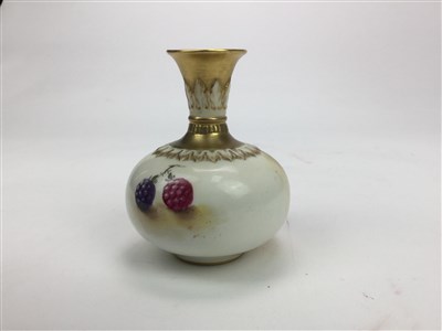 Lot 1120 - A ROYAL WORCESTER VASE BY EDWARD TOWNSEND