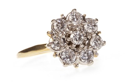Lot 219 - A DIAMOND CLUSTER RING