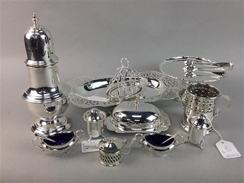 Lot 160 - A SILVER PLATED SUGAR CASTER AND OTHER SILVER PLATED ITEMS