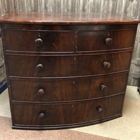 Lot 187 - A MAHOGANY CHEST OF DRAWERS