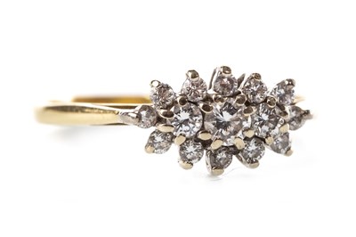 Lot 259 - A DIAMOND CLUSTER RING