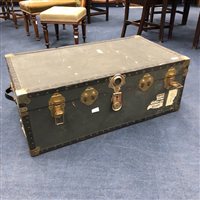 Lot 194 - AN EARLY 20TH CENTURY TRAVEL TRUNK
