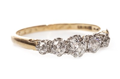 Lot 21 - AN EARLY 20TH CENTURY DIAMOND FIVE STONE RING