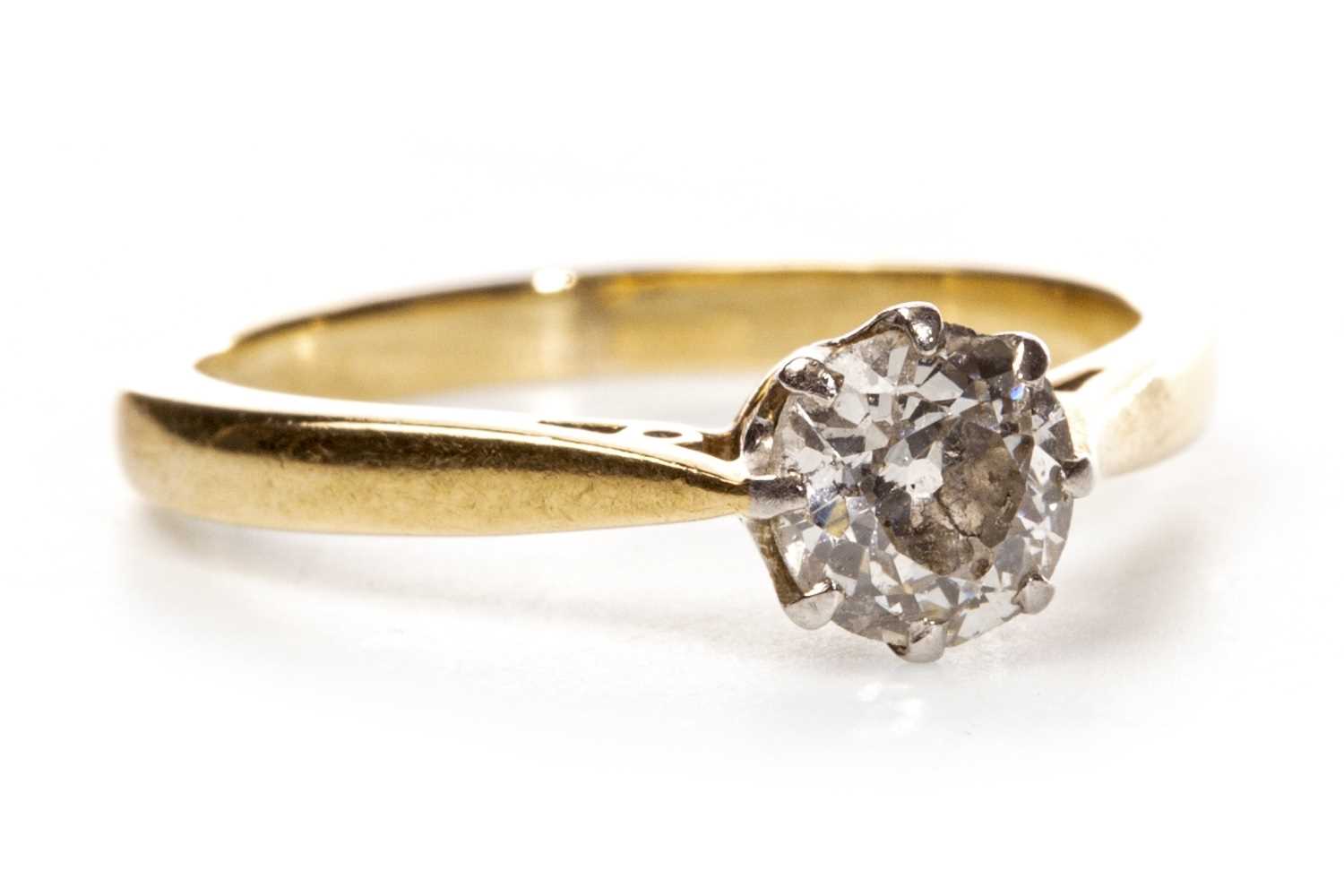 Lot 35 - A DIAMOND SOLITAIRE RING