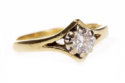 Lot 71 - A DIAMOND SOLITAIRE RING