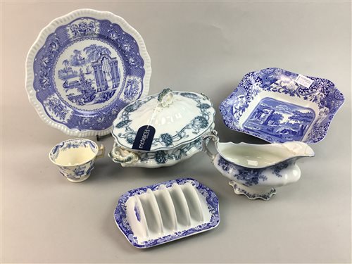 Lot 125 - A COLLECTION OF BLUE AND WHITE CERAMICS