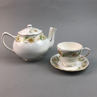 Lot 118 - A DUCHESS 'GREENSLEEVES' PATTERN TEA AND DINNER SERVICE