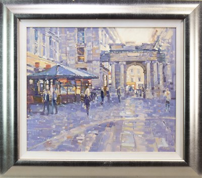 Lot 1878 - THROUGH THE ARCH, ROYAL EXCHANGE SQUARE, AN OIL BY PETER FOYLE