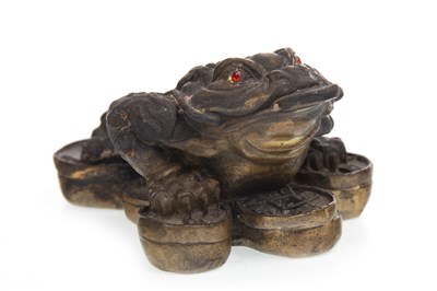 Lot 359 - A CHINESE BRONZE MONEY FROG