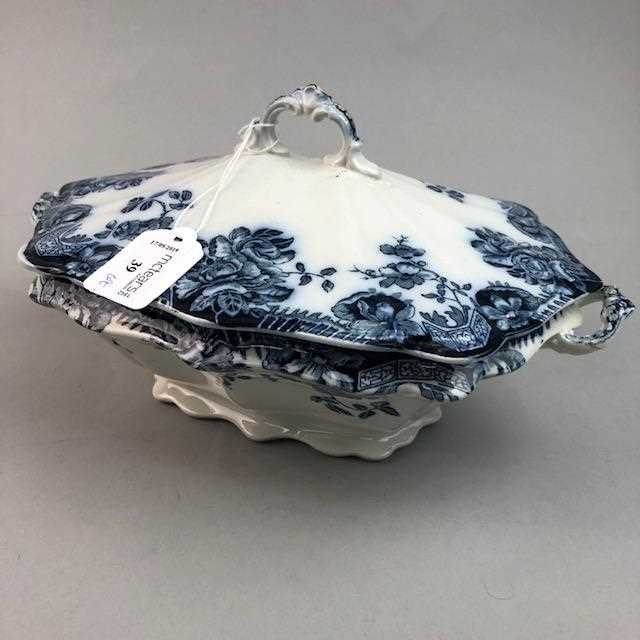 Lot 39 - A GROUP OF VARIOUS BLUE AND WHITE CERAMICS