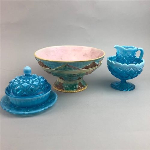 Lot 38 - A MAJOLICA BOWL AND THREE VASELINE GLASS ITEMS
