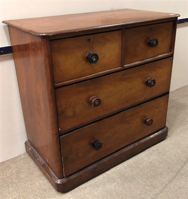 Lot 93 - A MAHOGANY CHEST OF DRAWERS