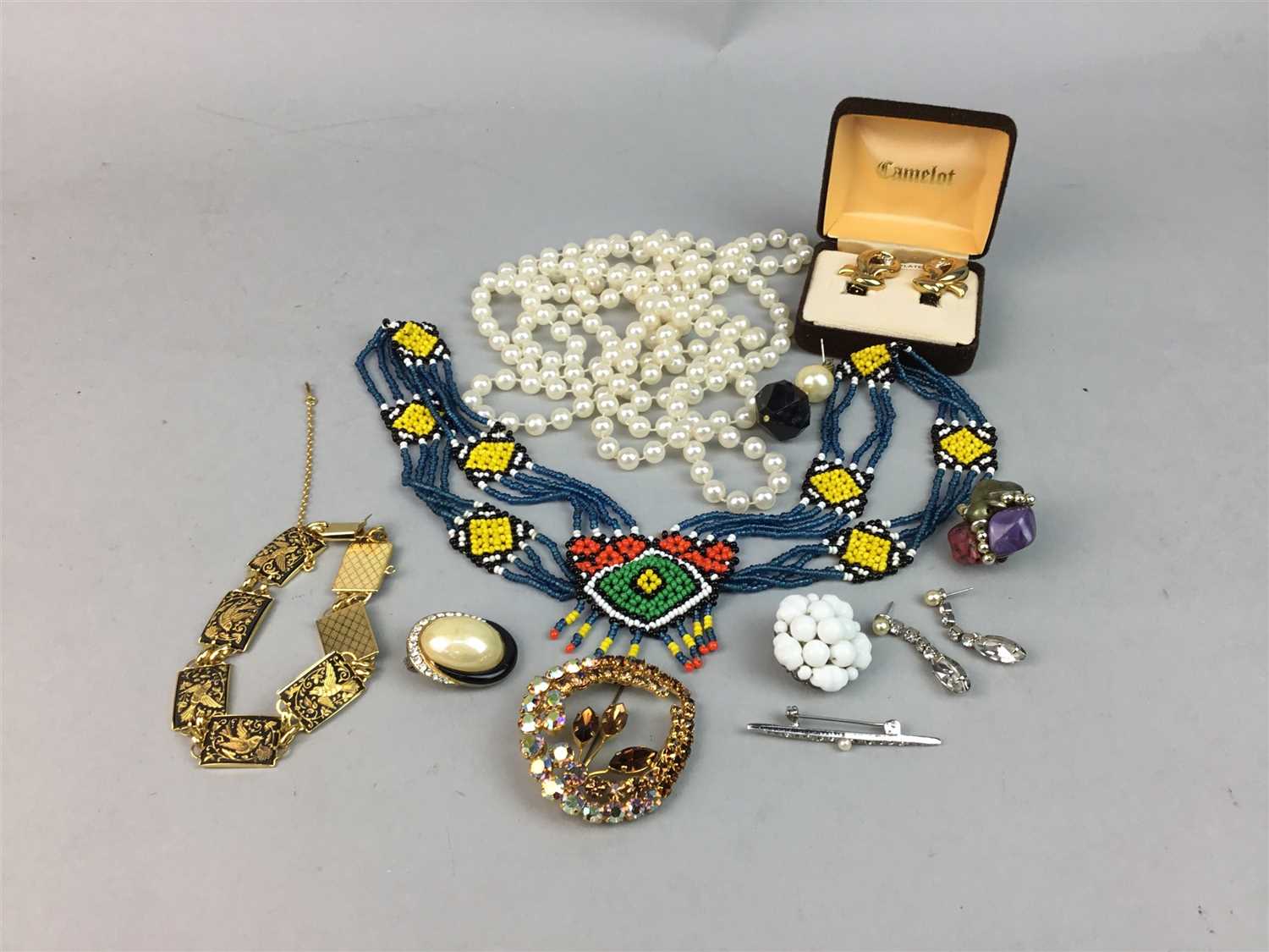 Lot 166 - A COLLECTION OF COSTUME JEWELLERY