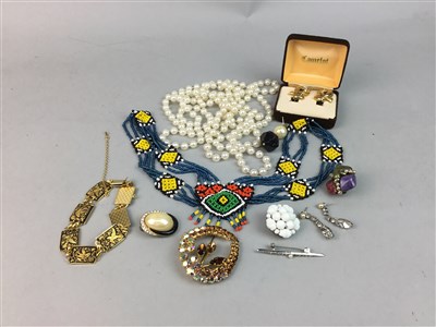 Lot 166 - A COLLECTION OF COSTUME JEWELLERY