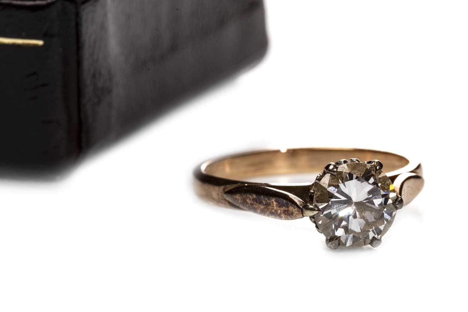 Lot 26 - A DIAMOND SOLITAIRE RING