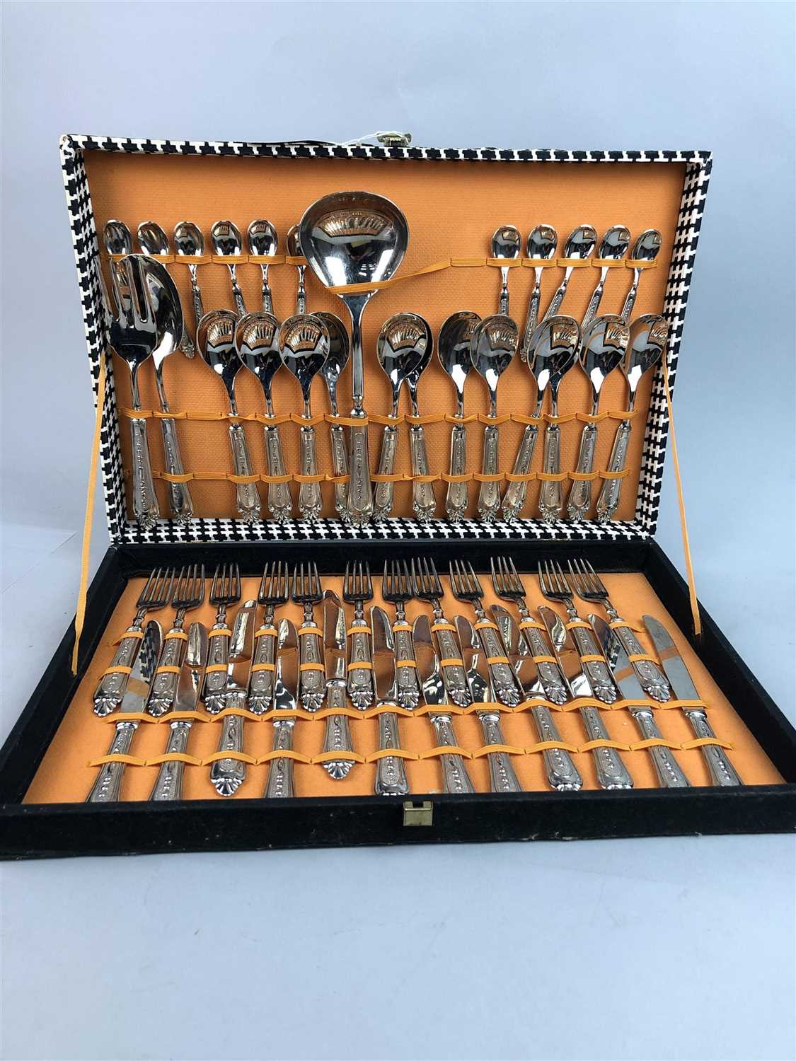 Lot 312 - A CANTEEN OF ITALIAN CUTLERY