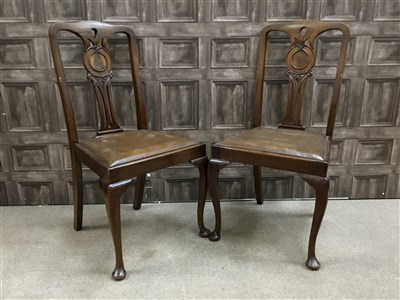 Lot 909 - AN EARLY 20TH CENTURY MAHOGANY DINING ROOM SUITE