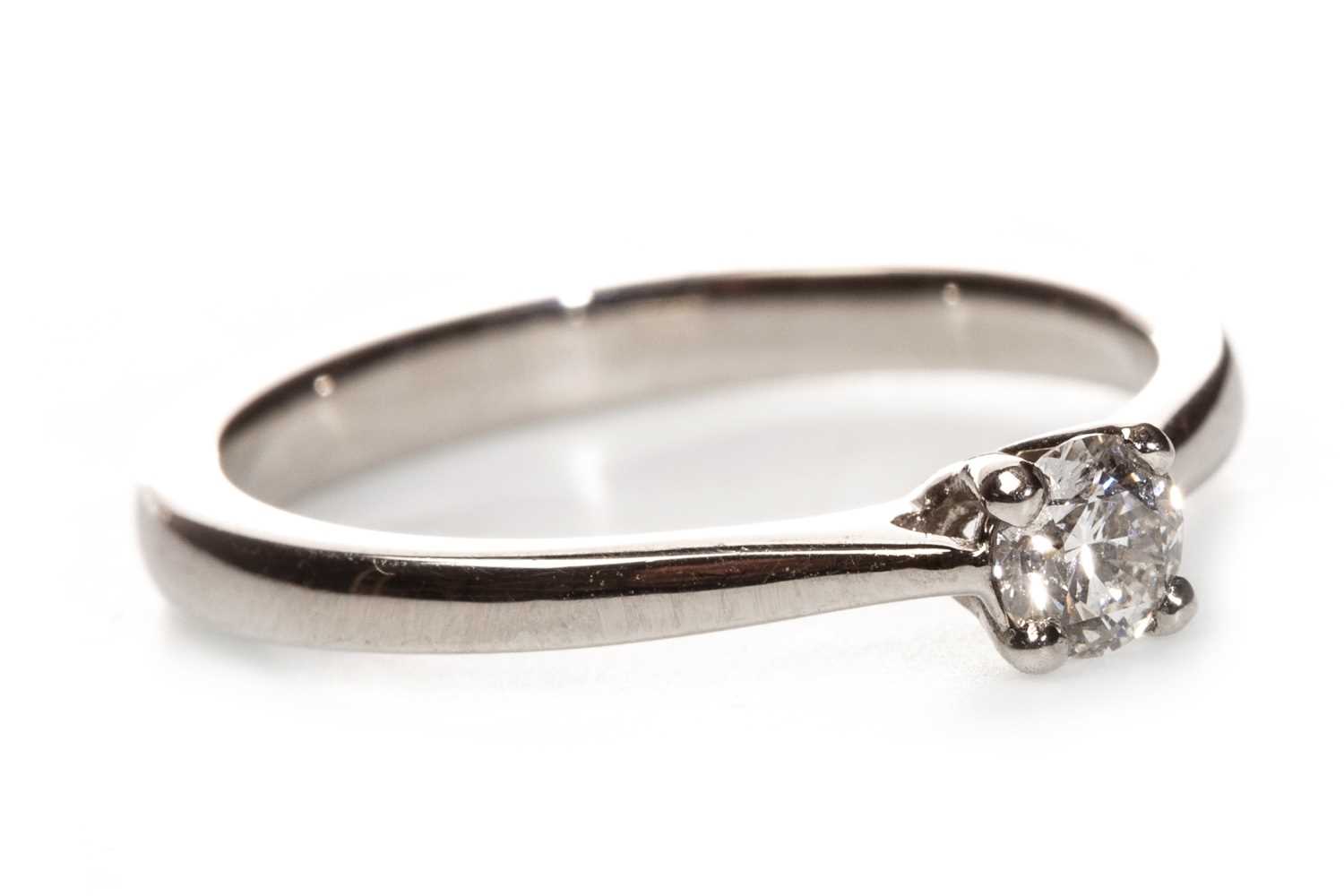 Lot 25 - A CERTIFICATED DIAMOND SOLITAIRE RING