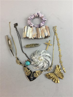 Lot 316 - A COLLECTION OF COSTUME JEWELLERY
