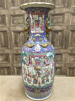 Lot 1056 - A LATE 19TH/EARLY 20TH CENTURY CHINESE FAMILLE ROSE VASE