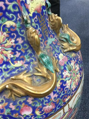 Lot 1056 - A LATE 19TH/EARLY 20TH CENTURY CHINESE FAMILLE ROSE VASE
