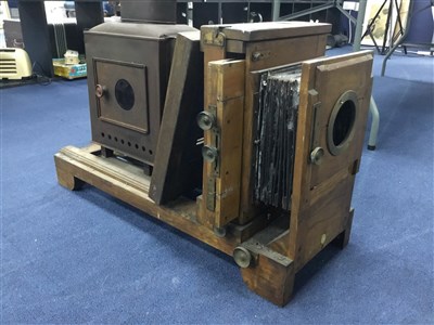 Lot 355 - AN EARLY 20TH CENTURY MAGIC LANTERN, ANOTHER LANTERN AND SLIDES