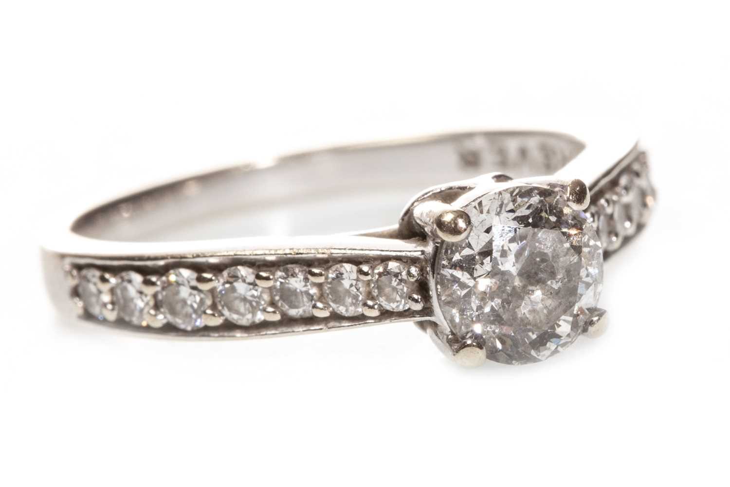 Lot 75 - A DIAMOND SOLITAIRE RING