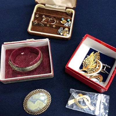 Lot 388 - A LOT OF COSTUME JEWELLERY AND WATCHES