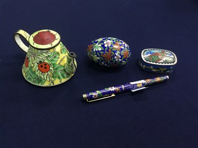 Lot 462 - A CLOISONNE CASED FOUNTAIN PEN, WATER POURER, TRINKET BOX AND A DECORATIVE EGG