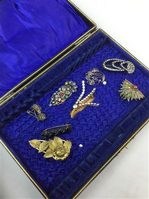 Lot 142 - A COLLECTION OF COSTUME JEWELLERY AND THREE EVENING BAGS
