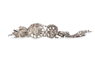 Lot 213 - AN INDIAN NECKLACE
