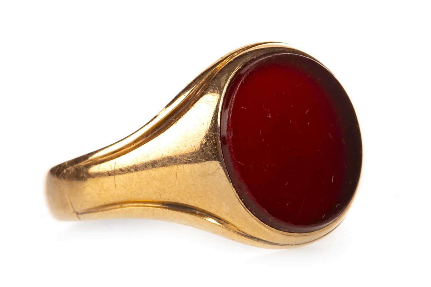 Lot 215 - AN EARLY 20TH CENTURY CARNELIAN SIGNET RING