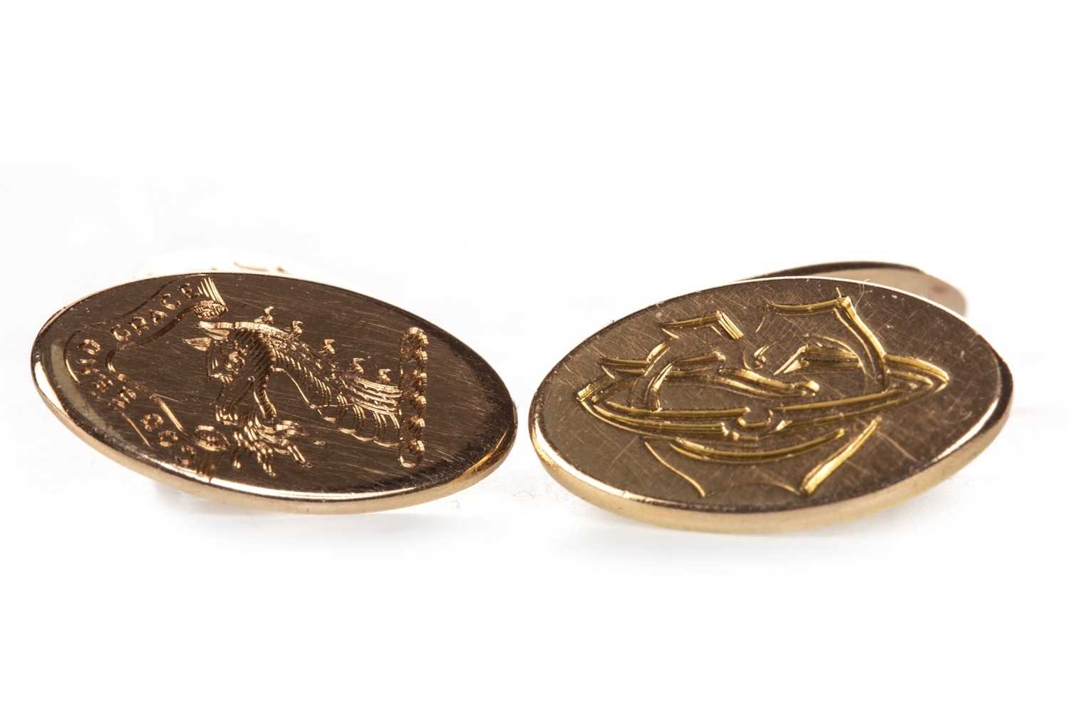 Lot 223 - A PAIR OF CUFF LINKS