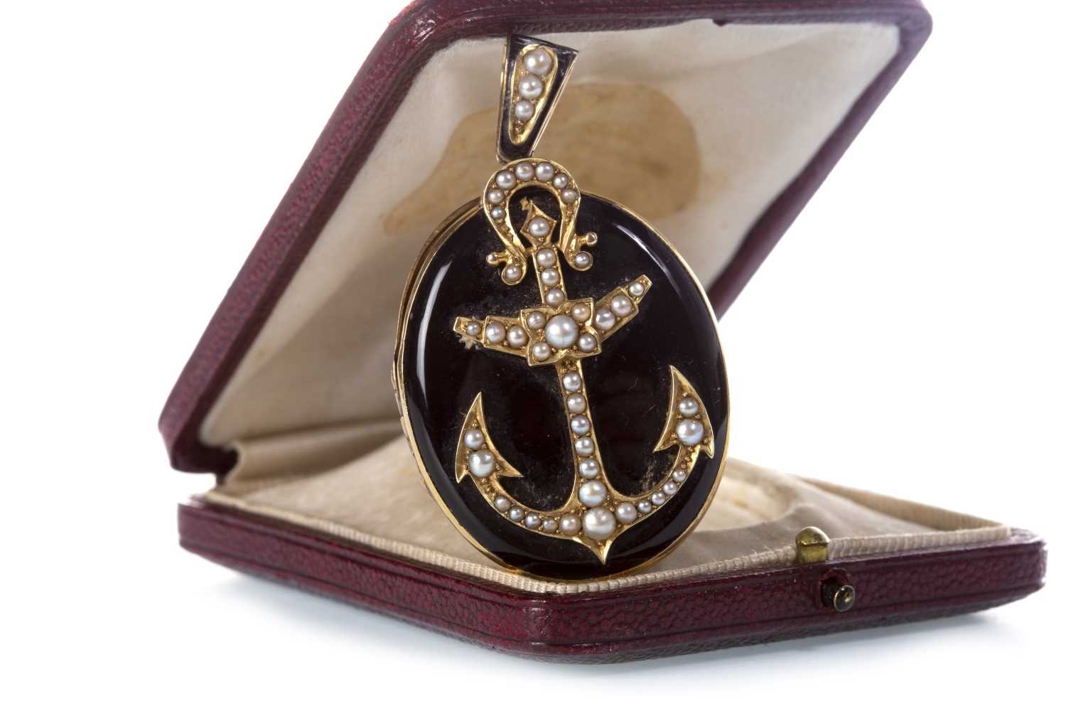 Lot 231 - A VICTORIAN MOURNING LOCKET