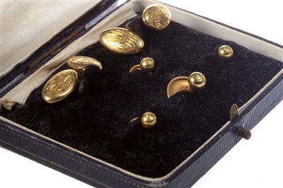 Lot 233 - AN EARLY 20TH CENTURY GOLD PAIR OF CUFF LINKS AND SHIRT STUDS