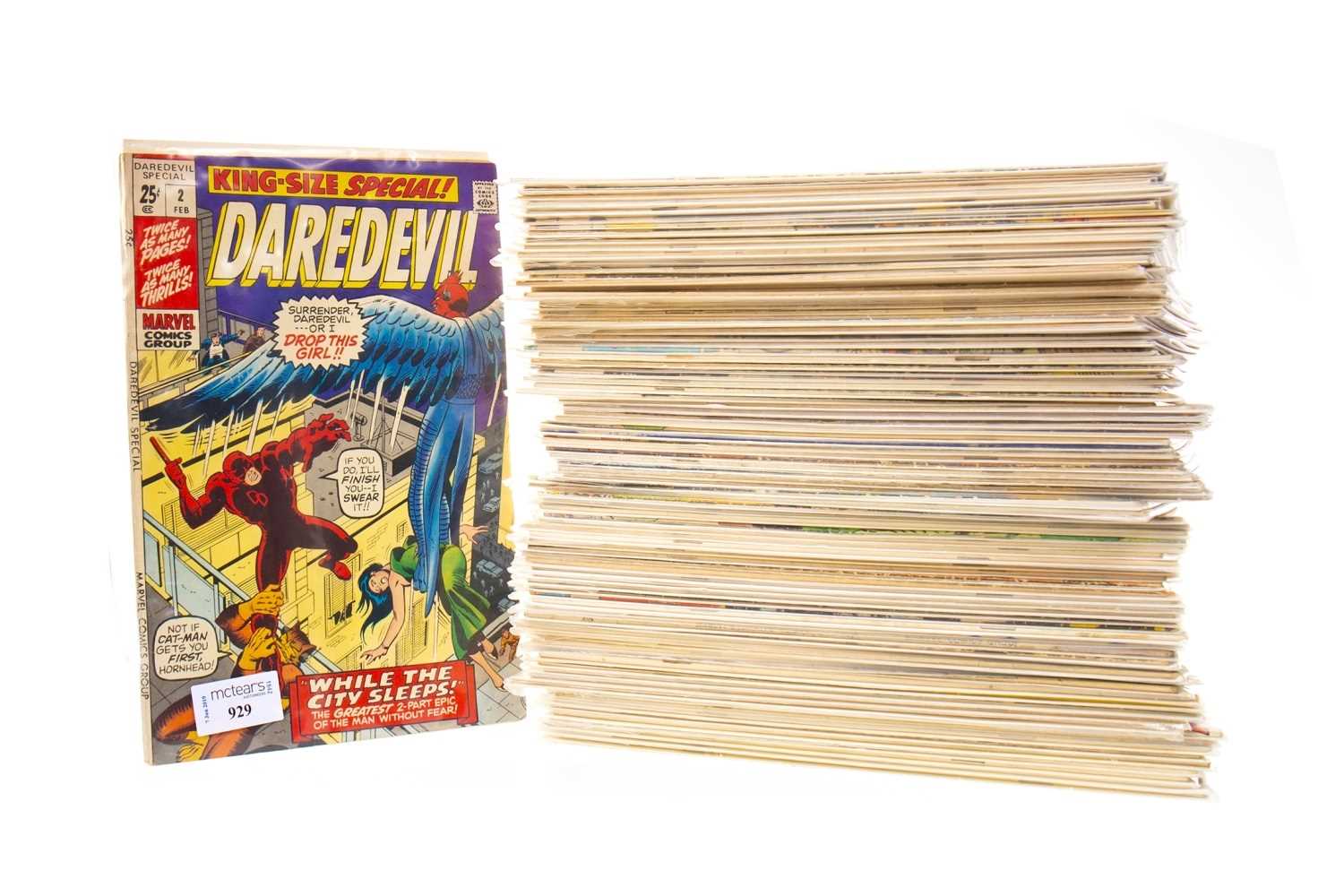 Lot 929 - A COLLECTION OF MARVEL COMICS INCLUDING DAREDEVIL, X-MEN, AQUAMAN AND OTHERS