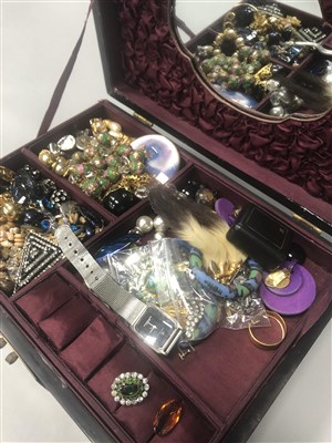 Lot 54 - A GREEN AND WHITE GEM SET BROOCH AND A COLLECTION OF COSTUME JEWELLERY