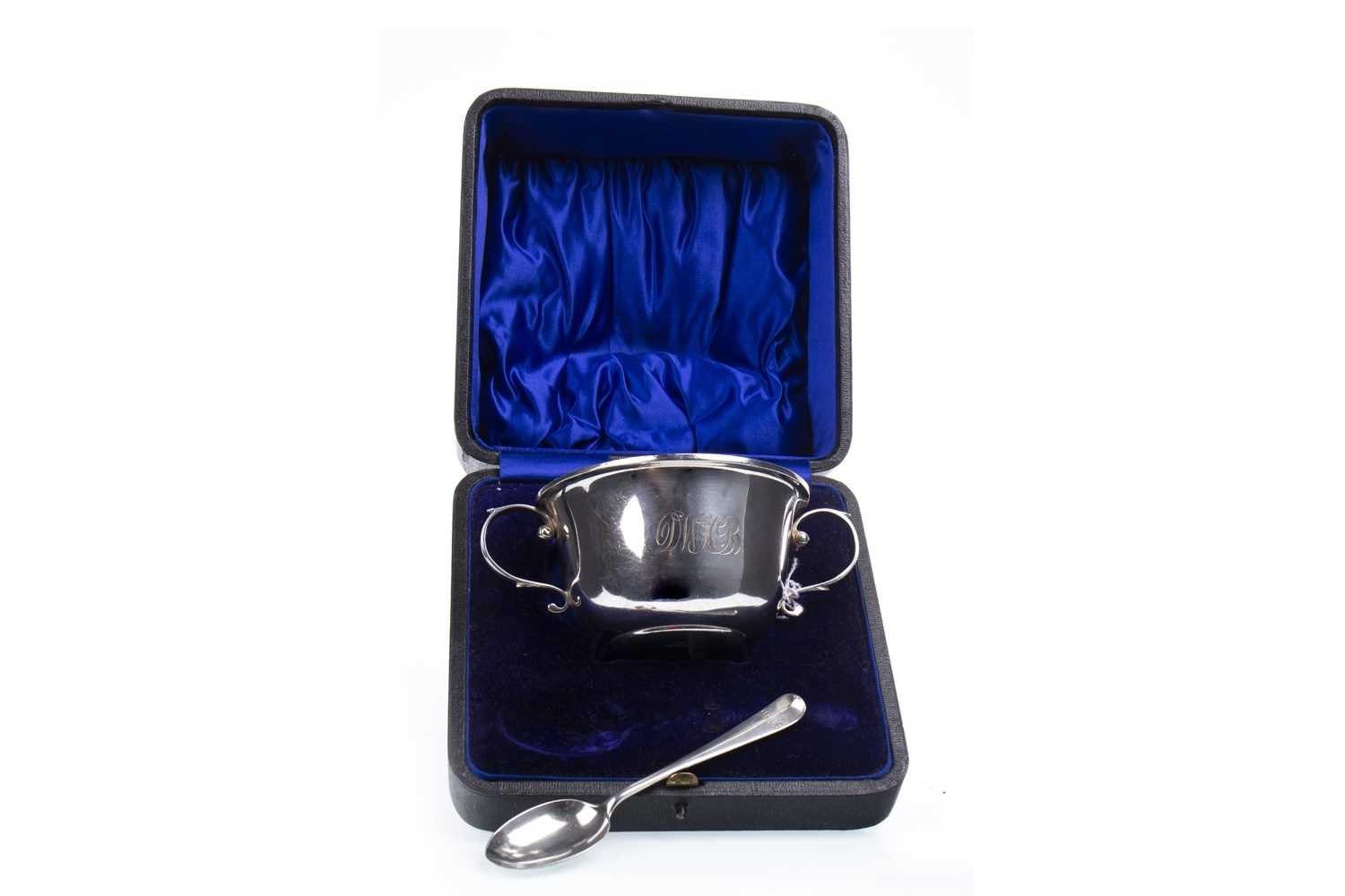 Lot 848 - AN CASED EARLY 20TH CENTURY SILVER PORRINGER AND SPOON